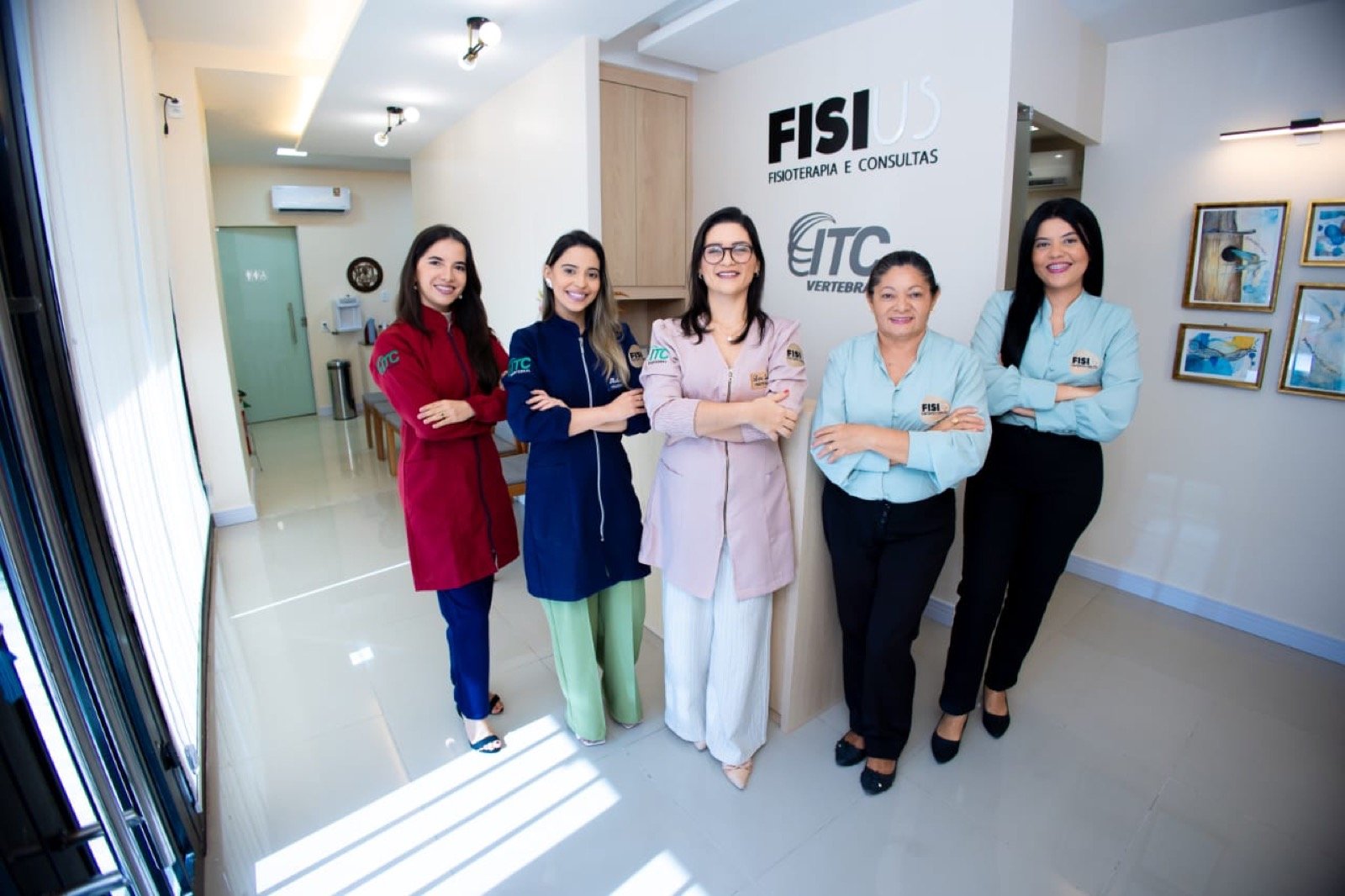 Equipe completa da Fisius ITC Vertebral na recepção da clínica